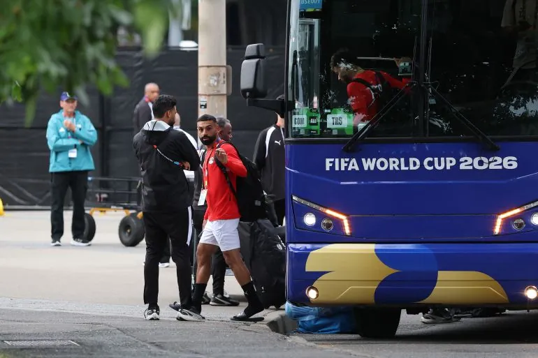 SEATTLE, WASHINGTON - JUNE 25: Mohamed Salah #10 of Egypt waves to fans as he arrives for a training session one day ahead of the FIFA World Cup 2026 Group G match between Egypt and IR Iran at Seattle Stadium on June 25, 2026 in Seattle, Washington. Soobum Im/Getty Images/AFP (Photo by Soobum Im / GETTY IMAGES NORTH AMERICA / Getty Images via AFP)