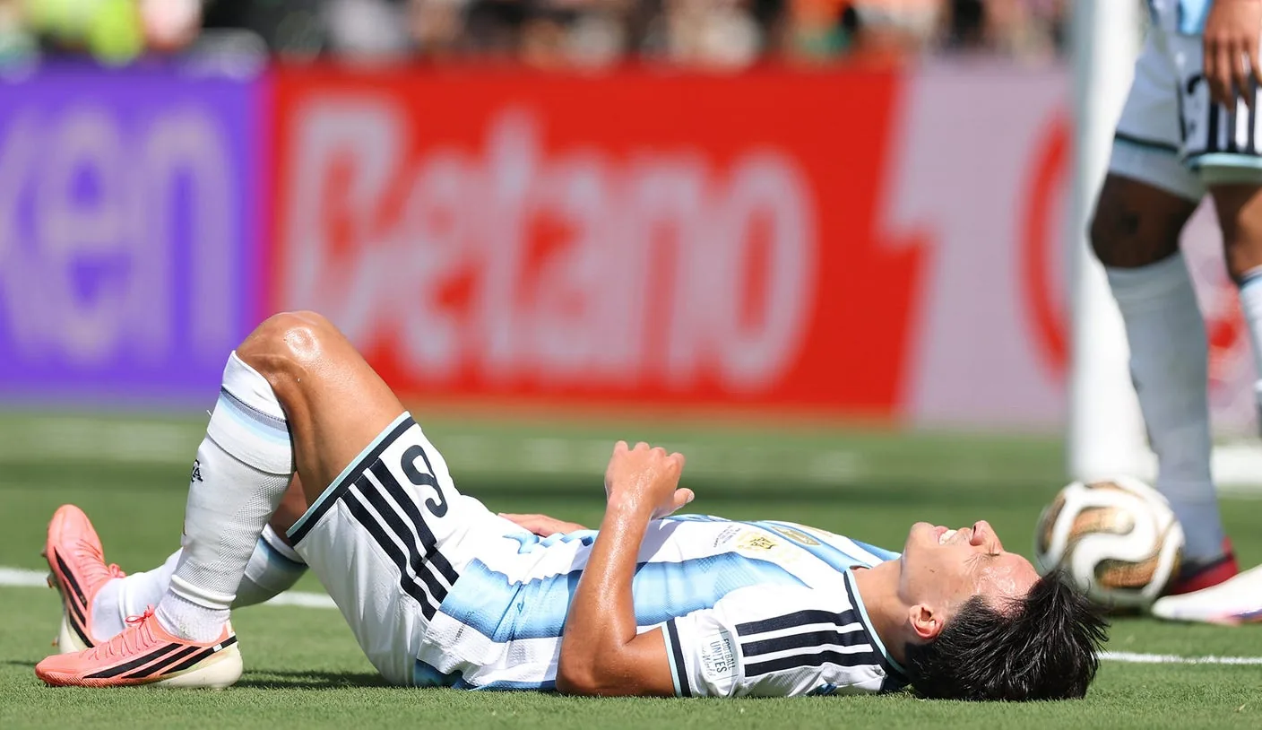 Argentina’s Lisandro Martínez exits World Cup final early due to injury against Spain